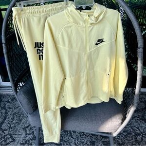 Light yellow Nike Tech Sweatsuit XL Unisex Never Worn!
